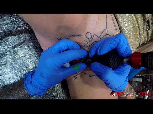 ❤️ Uiters getatoeëerde hottie Sully Savage het 'n tatoeëermerk op haar klitoris gekry Porno op af.osagoassist.ru ❌️